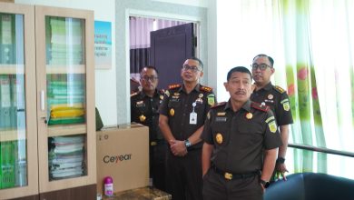 Kajati Sulawesi Tengah Zullikar Tanjung meninjau fasilitas Kejaksaan Negeri Banggai dalam kunjungan kerja penguatan kinerja dan integritas pegawai.