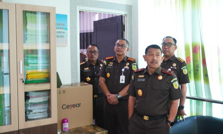 Kajati Sulawesi Tengah Zullikar Tanjung meninjau fasilitas Kejaksaan Negeri Banggai dalam kunjungan kerja penguatan kinerja dan integritas pegawai.