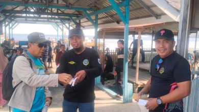 Petugas Dishub Touna melayani penjualan karcis resmi kendaraan di Pelabuhan Ampana sesuai Perda Nomor 09 Tahun 2023. (Foto: Safrin/Ich)