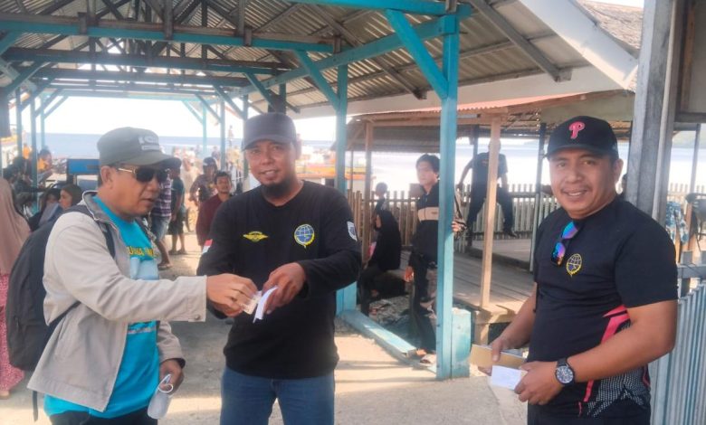 Petugas Dishub Touna melayani penjualan karcis resmi kendaraan di Pelabuhan Ampana sesuai Perda Nomor 09 Tahun 2023. (Foto: Safrin/Ich)