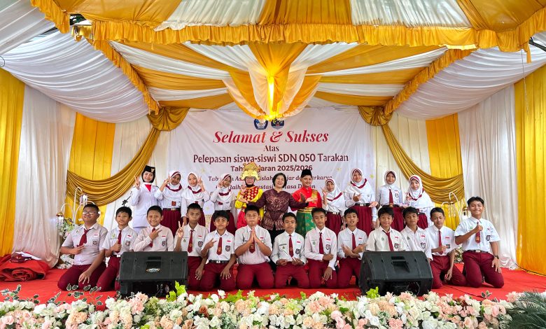 Perpisahan kelas VI SD Negeri 050 Tarakan tahun ajaran 2025–2026 di depan Gedung Kesenian SD 050, Rabu (10/2026),