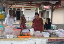 Pelaku usaha mikro menjajakan aneka makanan dan kue di Desa Kotarindau, Kecamatan Dolo, Kabupaten Sigi. Penguatan UMKM dan perluasan peluang usaha menjadi salah satu fokus yang disampaikan Ketua DPC PKB Sigi terpilih, Fahmi Najib. (Foto: INTERKINI.CO)