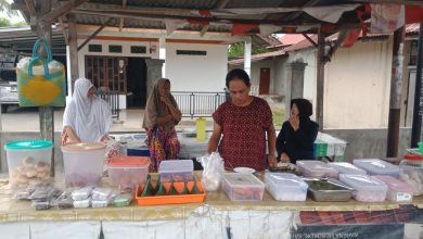 Pelaku usaha mikro menjajakan aneka makanan dan kue di Desa Kotarindau, Kecamatan Dolo, Kabupaten Sigi. Penguatan UMKM dan perluasan peluang usaha menjadi salah satu fokus yang disampaikan Ketua DPC PKB Sigi terpilih, Fahmi Najib. (Foto: INTERKINI.CO)