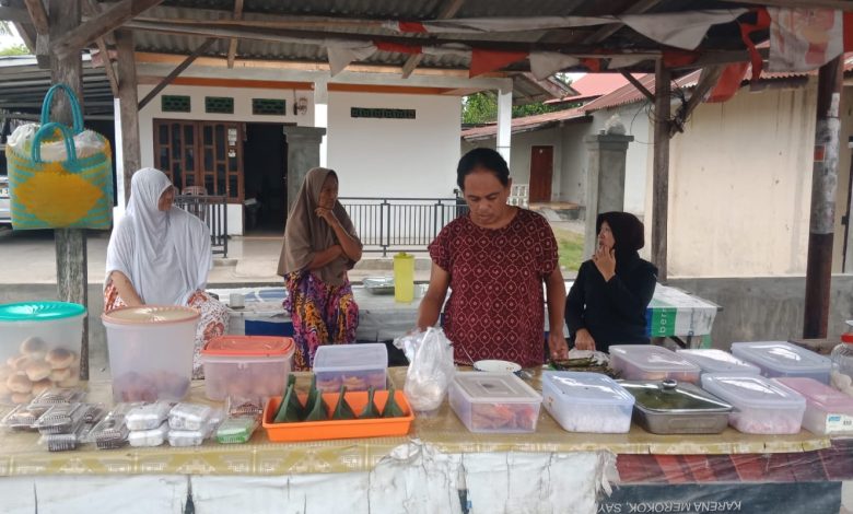 Pelaku usaha mikro menjajakan aneka makanan dan kue di Desa Kotarindau, Kecamatan Dolo, Kabupaten Sigi. Penguatan UMKM dan perluasan peluang usaha menjadi salah satu fokus yang disampaikan Ketua DPC PKB Sigi terpilih, Fahmi Najib. (Foto: INTERKINI.CO)