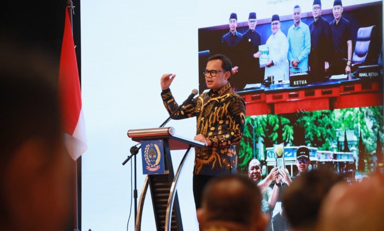 Wamendagri Bima Arya Sugiarto menegaskan Sekretariat DPRD berperan menjaga harmoni antara kepala daerah, DPRD, dan Forkopimda saat membuka Rakernas XV ASDEKSI di Jakarta, Jumat (12/6/2026).