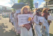 Rombongan peserta dari SD Negeri 043 Tarakan mengikuti Kirab Pawai Peacefull Muharram 1448 Hijriah di Kota Tarakan, Sabtu (13/6/2026). Kegiatan ini mengusung tema “Damai Bersama Manusia dan Bumi”. (Foto: Dok/Panitia)