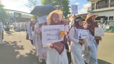 Rombongan peserta dari SD Negeri 043 Tarakan mengikuti Kirab Pawai Peacefull Muharram 1448 Hijriah di Kota Tarakan, Sabtu (13/6/2026). Kegiatan ini mengusung tema “Damai Bersama Manusia dan Bumi”. (Foto: Dok/Panitia)