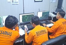 Petugas komunikasi Basarnas Palu melakukan pemantauan dan koordinasi dengan personel di lapangan melalui video call dalam operasi pencarian korban hanyut di Sungai Lariang. (Foto: Humas Basarnas Palu)