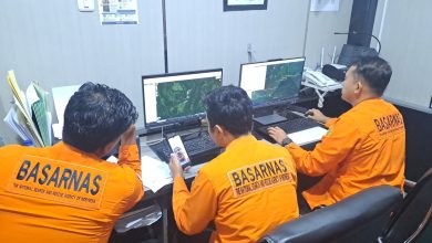 Petugas komunikasi Basarnas Palu melakukan pemantauan dan koordinasi dengan personel di lapangan melalui video call dalam operasi pencarian korban hanyut di Sungai Lariang. (Foto: Humas Basarnas Palu)