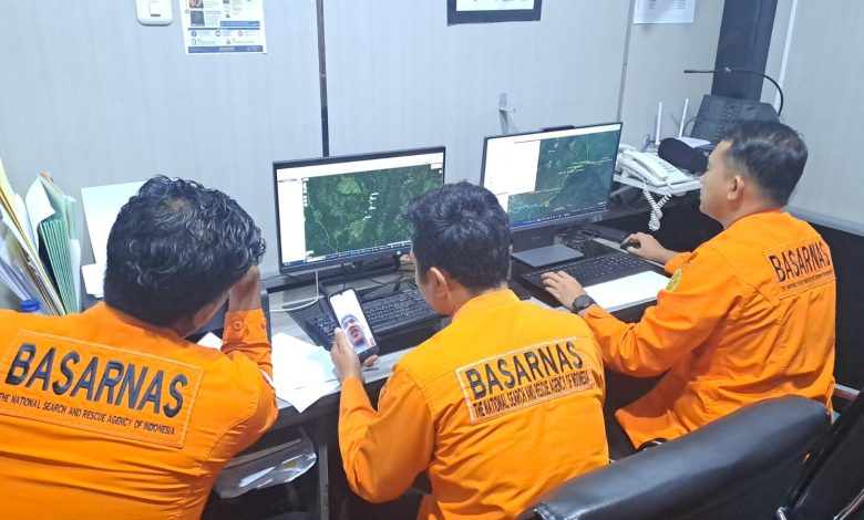 Petugas komunikasi Basarnas Palu melakukan pemantauan dan koordinasi dengan personel di lapangan melalui video call dalam operasi pencarian korban hanyut di Sungai Lariang. (Foto: Humas Basarnas Palu)