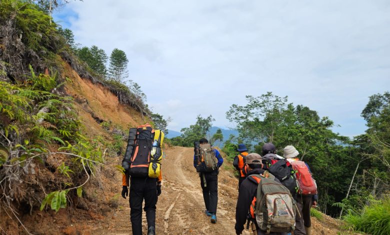 Tim SAR Gabungan berjalan kaki menuju area pencarian korban hanyut di Sungai Lariang, Kabupaten Poso. Derasnya arus sungai membuat pencarian difokuskan melalui jalur darat. (Foto: Humas Basarnas Palu)