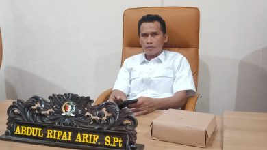 Anggota Komisi II DPRD Sigi Abdul Rifai Arif menyampaikan keterangan terkait pembahasan hibah tujuh aset tanah milik Pemkab Sigi dalam rapat gabungan DPRD, Senin (15/6/2026). Foto: a6/INTERKINI.CO