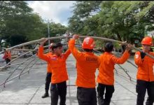 Personel Basarnas Palu mendirikan tenda darurat di area RSUD Undata Palu, Selasa (16/6/2026), sebagai langkah antisipasi pascagempa Magnitudo 6,7 yang mengguncang Sulawesi Tengah. Foto: Basarnas Palu.