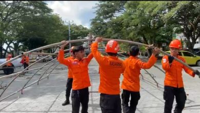 Personel Basarnas Palu mendirikan tenda darurat di area RSUD Undata Palu, Selasa (16/6/2026), sebagai langkah antisipasi pascagempa Magnitudo 6,7 yang mengguncang Sulawesi Tengah. Foto: Basarnas Palu.