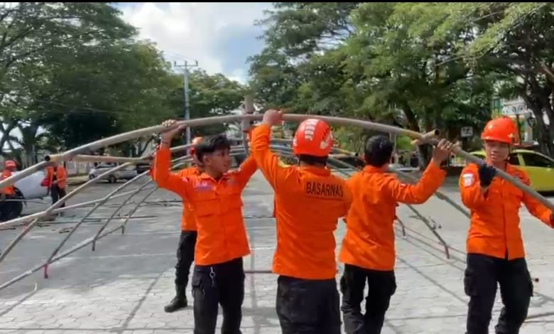 Personel Basarnas Palu mendirikan tenda darurat di area RSUD Undata Palu, Selasa (16/6/2026), sebagai langkah antisipasi pascagempa Magnitudo 6,7 yang mengguncang Sulawesi Tengah. Foto: Basarnas Palu.