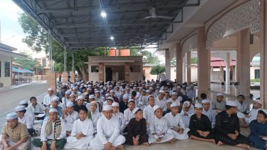 Ratusan santri Ponpes Madinatul Ilmi Alkhairaat Dolo mengikuti pembacaan Hadrah Basaudan dan Doa Tolak Bala' sebagai ikhtiar spiritual pascagempa Sulawesi Tengah, Selasa (16/6/2026).