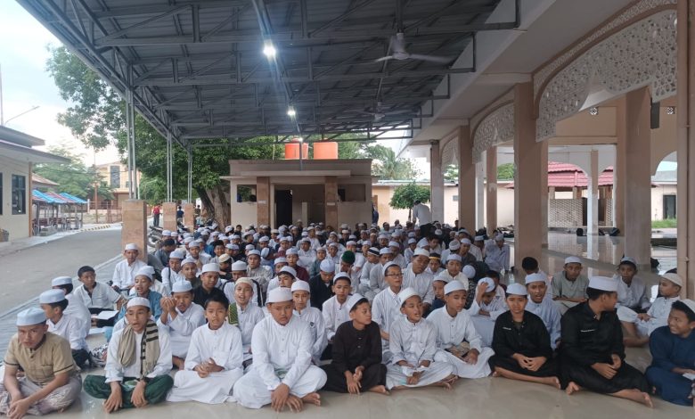 Ratusan santri Ponpes Madinatul Ilmi Alkhairaat Dolo mengikuti pembacaan Hadrah Basaudan dan Doa Tolak Bala' sebagai ikhtiar spiritual pascagempa Sulawesi Tengah, Selasa (16/6/2026).