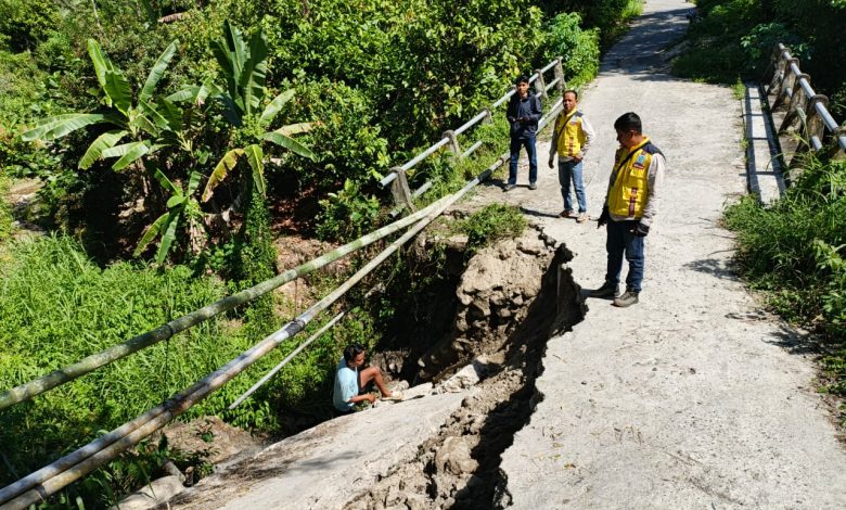 Petugas Dinas PUTR Sigi meninjau kerusakan pada salah satu jembatan yang terdampak gempa bumi di Kabupaten Sigi, Rabu (17/6/2026). Berdasarkan data sementara, dua jembatan dilaporkan mengalami kerusakan akibat gempa dan masih dalam proses asesmen. Foto: Dok. Dinas PUTR Sigi.