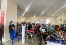 Petugas memberikan penanganan darurat kepada warga yang mengalami luka pascagempa bumi Magnitudo 6,7 di Sulawesi Tengah, Selasa (16/6/2026). Pemerintah Provinsi Sulawesi Tengah telah menetapkan status tanggap darurat untuk mempercepat pelayanan dan distribusi bantuan bagi masyarakat terdampak. Foto: BPBD Provinsi Sulawesi Tengah.