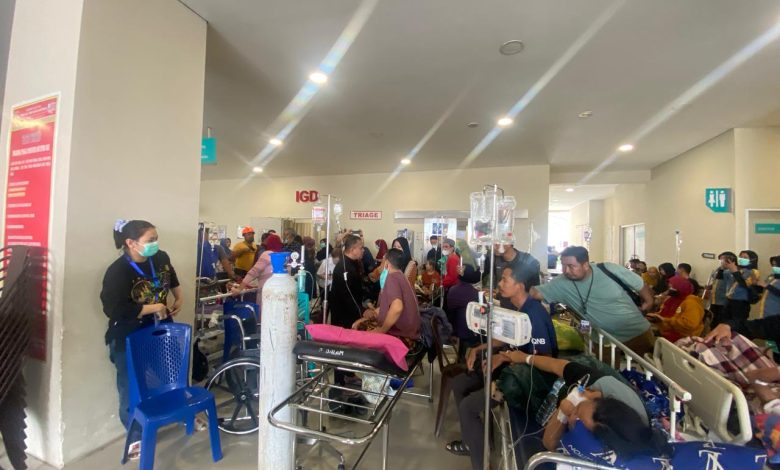 Petugas memberikan penanganan darurat kepada warga yang mengalami luka pascagempa bumi Magnitudo 6,7 di Sulawesi Tengah, Selasa (16/6/2026). Pemerintah Provinsi Sulawesi Tengah telah menetapkan status tanggap darurat untuk mempercepat pelayanan dan distribusi bantuan bagi masyarakat terdampak. Foto: BPBD Provinsi Sulawesi Tengah.
