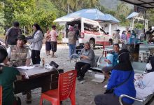 Petugas memberikan penanganan darurat kepada warga yang mengalami luka pascagempa bumi Magnitudo 6,7 di Sulawesi Tengah, Selasa (16/6/2026). BNPB menyebut posko penanganan bencana di Kabupaten Sigi diaktifkan untuk mendukung koordinasi dan distribusi bantuan bagi masyarakat terdampak. Foto: BPBD Provinsi Sulawesi Tengah.
