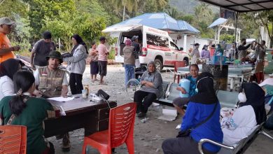 Petugas memberikan penanganan darurat kepada warga yang mengalami luka pascagempa bumi Magnitudo 6,7 di Sulawesi Tengah, Selasa (16/6/2026). BNPB menyebut posko penanganan bencana di Kabupaten Sigi diaktifkan untuk mendukung koordinasi dan distribusi bantuan bagi masyarakat terdampak. Foto: BPBD Provinsi Sulawesi Tengah.