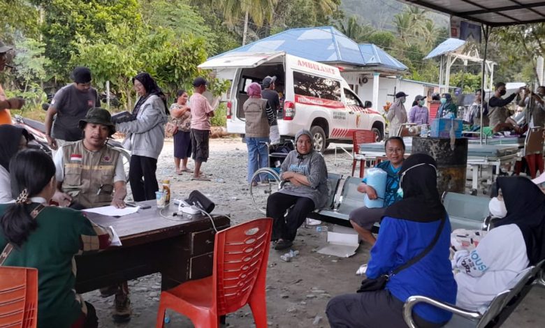 Petugas memberikan penanganan darurat kepada warga yang mengalami luka pascagempa bumi Magnitudo 6,7 di Sulawesi Tengah, Selasa (16/6/2026). BNPB menyebut posko penanganan bencana di Kabupaten Sigi diaktifkan untuk mendukung koordinasi dan distribusi bantuan bagi masyarakat terdampak. Foto: BPBD Provinsi Sulawesi Tengah.