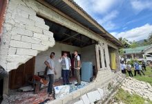 Direktur Penanganan Darurat Wilayah I BNPB Agus Riyanto bersama BPBD dan instansi terkait meninjau kerusakan rumah warga akibat gempa bumi Magnitudo 6,7 di Desa Kamarora, Kecamatan Nokilalaki, Kabupaten Sigi, Rabu (17/6/2026). Hingga Kamis (18/6/2026), BNPB mencatat korban meninggal dunia akibat gempa bertambah menjadi tiga orang. Foto: BNPB.