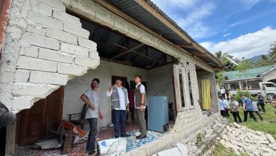 Direktur Penanganan Darurat Wilayah I BNPB Agus Riyanto bersama BPBD dan instansi terkait meninjau kerusakan rumah warga akibat gempa bumi Magnitudo 6,7 di Desa Kamarora, Kecamatan Nokilalaki, Kabupaten Sigi, Rabu (17/6/2026). Hingga Kamis (18/6/2026), BNPB mencatat korban meninggal dunia akibat gempa bertambah menjadi tiga orang. Foto: BNPB.