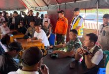 Direktur Penanganan Darurat Wilayah I BNPB Agus Riyanto berkoordinasi dengan BPBD dan instansi terkait dalam penanganan darurat gempa di lokasi terdampak Desa Kamaroa, Kecamatan Nokilalaki, Kabupaten Sigi, Sulawesi Tengah, Rabu (17/6/2026).