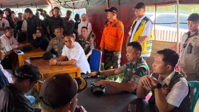 Direktur Penanganan Darurat Wilayah I BNPB Agus Riyanto berkoordinasi dengan BPBD dan instansi terkait dalam penanganan darurat gempa di lokasi terdampak Desa Kamaroa, Kecamatan Nokilalaki, Kabupaten Sigi, Sulawesi Tengah, Rabu (17/6/2026).
