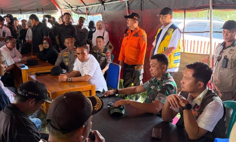 Direktur Penanganan Darurat Wilayah I BNPB Agus Riyanto berkoordinasi dengan BPBD dan instansi terkait dalam penanganan darurat gempa di lokasi terdampak Desa Kamaroa, Kecamatan Nokilalaki, Kabupaten Sigi, Sulawesi Tengah, Rabu (17/6/2026).