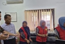 Tiga tersangka dugaan korupsi Dana Desa Marana menjalani penahanan setelah ditetapkan penyidik Cabang Kejaksaan Negeri Donggala di Tompe. Perkara tersebut diduga menimbulkan kerugian keuangan negara sekitar Rp548 juta.