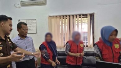 Tiga tersangka dugaan korupsi Dana Desa Marana menjalani penahanan setelah ditetapkan penyidik Cabang Kejaksaan Negeri Donggala di Tompe. Perkara tersebut diduga menimbulkan kerugian keuangan negara sekitar Rp548 juta.