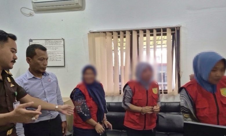 Tiga tersangka dugaan korupsi Dana Desa Marana menjalani penahanan setelah ditetapkan penyidik Cabang Kejaksaan Negeri Donggala di Tompe. Perkara tersebut diduga menimbulkan kerugian keuangan negara sekitar Rp548 juta.