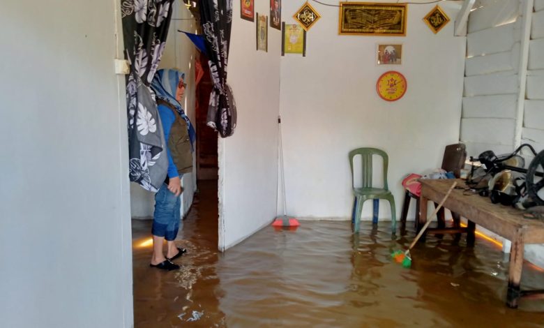 BPBD Provinsi Gorontalo bersama BPBD Kabupaten Boalemo dan petugas gabungan melakukan kaji cepat dampak banjir di Desa Mekar Jaya, Kecamatan Wonosari, Kabupaten Boalemo, Kamis (18/6/2026), untuk mendata kerusakan dan kebutuhan warga terdampak. (Foto: BPBD Provinsi Gorontalo)
