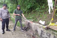 Petugas Satreskrim Polres Sigi melakukan olah TKP kasus penganiayaan maut di Desa Bakubakulu, Kecamatan Palolo. Tersangka telah diamankan untuk proses penyidikan lebih lanjut.