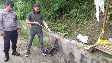 Petugas Satreskrim Polres Sigi melakukan olah TKP kasus penganiayaan maut di Desa Bakubakulu, Kecamatan Palolo. Tersangka telah diamankan untuk proses penyidikan lebih lanjut.