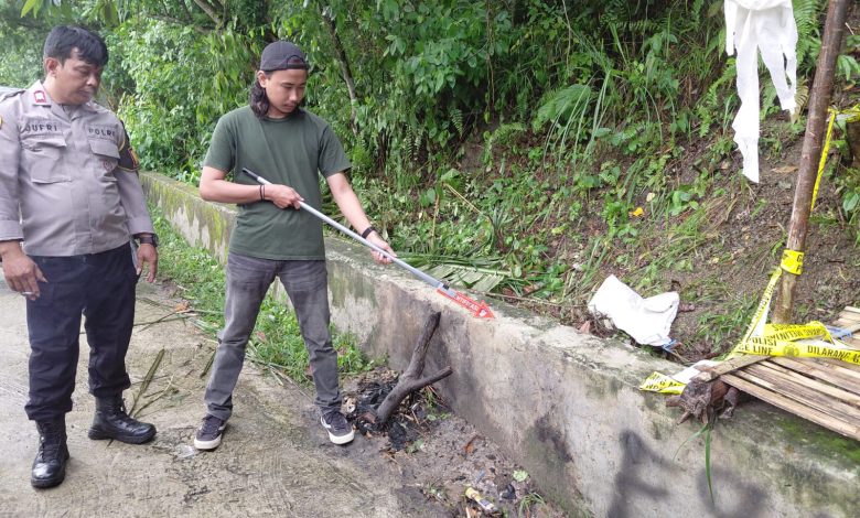 Petugas Satreskrim Polres Sigi melakukan olah TKP kasus penganiayaan maut di Desa Bakubakulu, Kecamatan Palolo. Tersangka telah diamankan untuk proses penyidikan lebih lanjut.