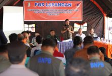 Kepala BNPB Letjen TNI Dr. Suharyanto, S.Sos., M.M., (menggunakan rompi tundra) memimpin rapat koordinasi penanganan tanggap darurat bencana gempa bumi di Pos Lapangan Kantor Kecamatan Nokilalaki, Kabupaten Sigi, Sulawesi Tengah, Jumat (19/6/2026).