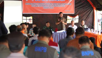 Kepala BNPB Letjen TNI Dr. Suharyanto, S.Sos., M.M., (menggunakan rompi tundra) memimpin rapat koordinasi penanganan tanggap darurat bencana gempa bumi di Pos Lapangan Kantor Kecamatan Nokilalaki, Kabupaten Sigi, Sulawesi Tengah, Jumat (19/6/2026).