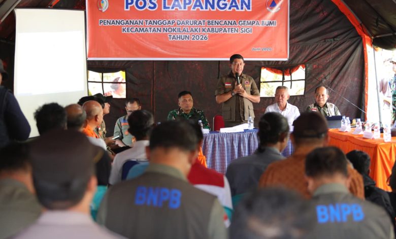 Kepala BNPB Letjen TNI Dr. Suharyanto, S.Sos., M.M., (menggunakan rompi tundra) memimpin rapat koordinasi penanganan tanggap darurat bencana gempa bumi di Pos Lapangan Kantor Kecamatan Nokilalaki, Kabupaten Sigi, Sulawesi Tengah, Jumat (19/6/2026).
