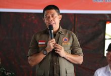 Kepala BNPB Letjen TNI Dr. Suharyanto memimpin rapat koordinasi penanganan darurat gempa bumi di Pos Lapangan Kecamatan Nokilalaki, Kabupaten Sigi, Sulawesi Tengah, Jumat (19/6/2026).