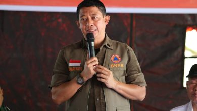 Kepala BNPB Letjen TNI Dr. Suharyanto memimpin rapat koordinasi penanganan darurat gempa bumi di Pos Lapangan Kecamatan Nokilalaki, Kabupaten Sigi, Sulawesi Tengah, Jumat (19/6/2026).
