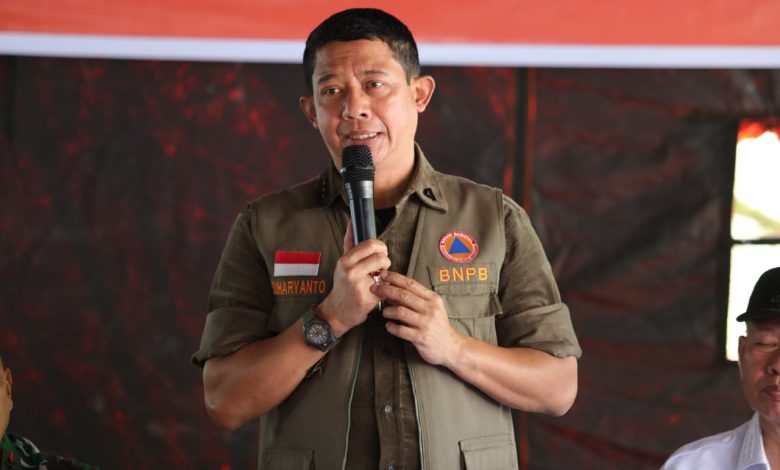 Kepala BNPB Letjen TNI Dr. Suharyanto memimpin rapat koordinasi penanganan darurat gempa bumi di Pos Lapangan Kecamatan Nokilalaki, Kabupaten Sigi, Sulawesi Tengah, Jumat (19/6/2026).