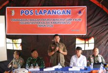 Kepala BNPB Letjen TNI Dr. Suharyanto, S.Sos., M.M., memimpin rapat koordinasi penanganan tanggap darurat bencana gempabumi di Pos Lapangan Kantor Kecamatan Nokilalaki, Kabupaten Sigi, Sulawesi Tengah, Jumat (19/6). BNPB terus mendampingi proses penanganan hingga tahap pemulihan, termasuk pembangunan hunian sementara (huntara) bagi warga terdampak gempa.