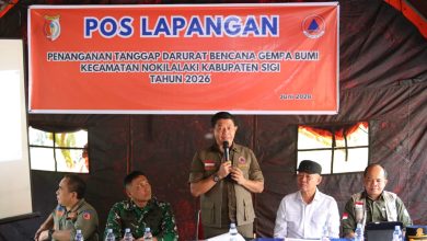 Kepala BNPB Letjen TNI Dr. Suharyanto, S.Sos., M.M., memimpin rapat koordinasi penanganan tanggap darurat bencana gempabumi di Pos Lapangan Kantor Kecamatan Nokilalaki, Kabupaten Sigi, Sulawesi Tengah, Jumat (19/6). BNPB terus mendampingi proses penanganan hingga tahap pemulihan, termasuk pembangunan hunian sementara (huntara) bagi warga terdampak gempa.