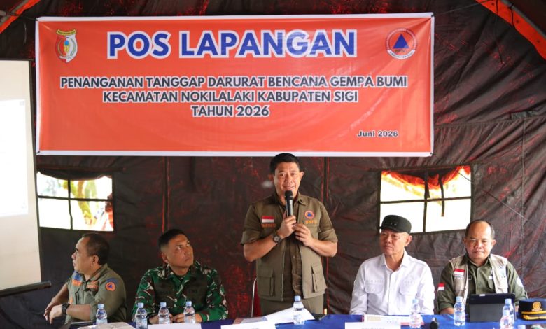 Kepala BNPB Letjen TNI Dr. Suharyanto, S.Sos., M.M., memimpin rapat koordinasi penanganan tanggap darurat bencana gempabumi di Pos Lapangan Kantor Kecamatan Nokilalaki, Kabupaten Sigi, Sulawesi Tengah, Jumat (19/6). BNPB terus mendampingi proses penanganan hingga tahap pemulihan, termasuk pembangunan hunian sementara (huntara) bagi warga terdampak gempa.