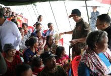 Kepala BNPB Letjen TNI Dr. Suharyanto, S.Sos., M.M., berdiskusi dengan warga terdampak sekaligus menyerahkan bantuan pascagempa di Desa Kamarora B, Kecamatan Nokilalaki, Kabupaten Sigi, Sulawesi Tengah, Jumat (19/6/2026).