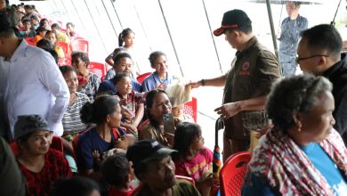 Kepala BNPB Letjen TNI Dr. Suharyanto, S.Sos., M.M., berdiskusi dengan warga terdampak sekaligus menyerahkan bantuan pascagempa di Desa Kamarora B, Kecamatan Nokilalaki, Kabupaten Sigi, Sulawesi Tengah, Jumat (19/6/2026).